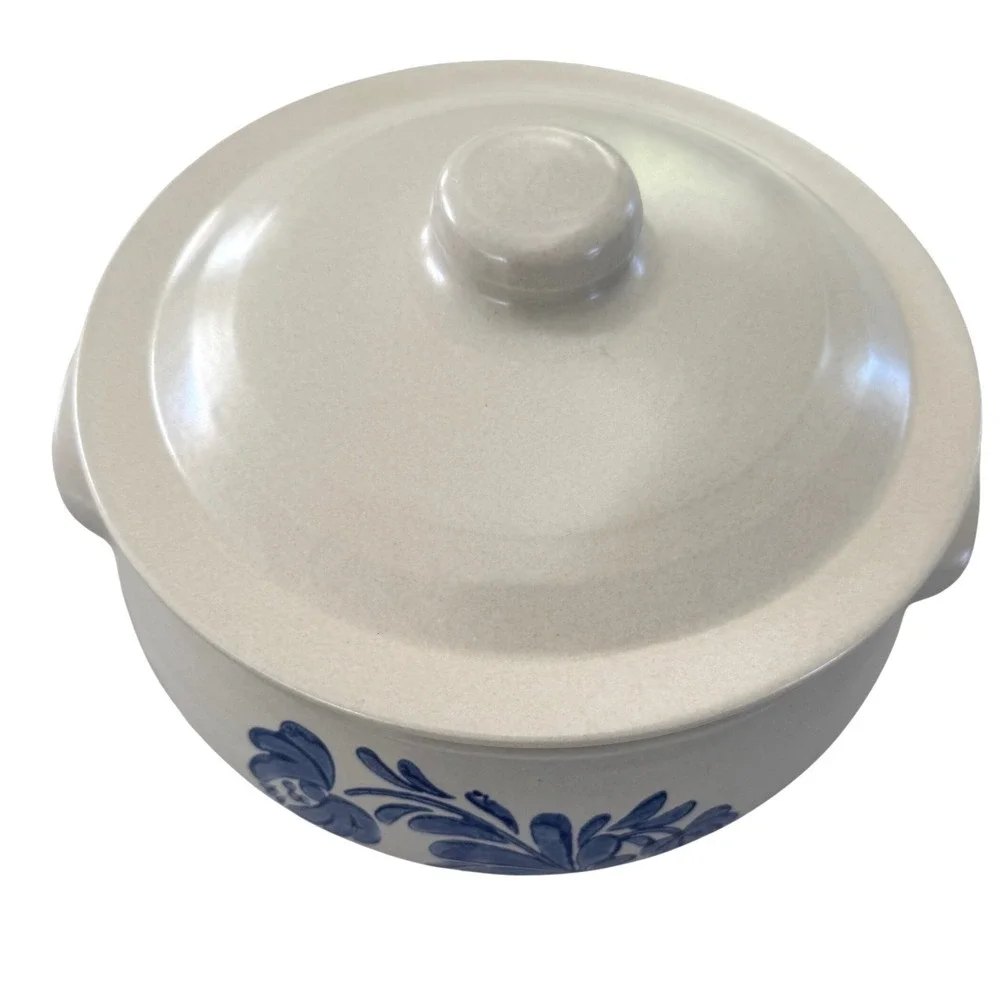 Vintage Pfaltzgraff Yorktowne Covered Casserole Dish Blue Floral Stoneware 2 Qt‎